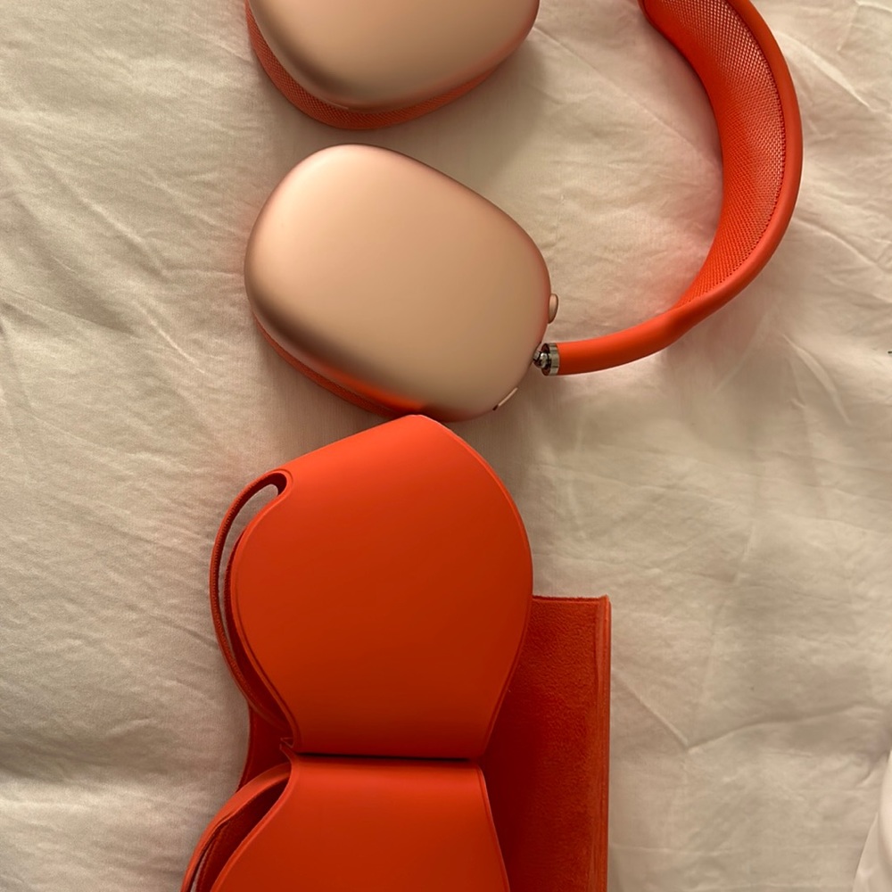 Used AirPods Max pink